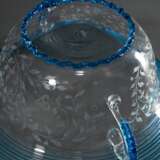 2 Diverse Teile venezianisches Glas nach antiken Vorbildern mit Türkis Fadenauflage, 19.Jh.: Schale mit Diamantgravur "Ranken" (H. 9cm, Ø 21cm) und hohes Pokalglas mit beweglichen Ringhenkeln (H. 26,5cm) - photo 7