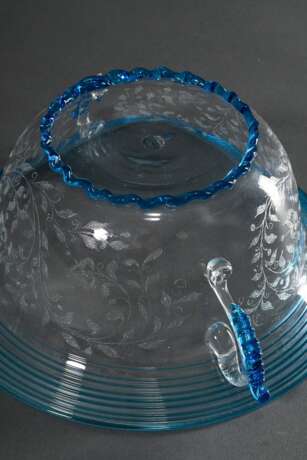 2 Diverse Teile venezianisches Glas nach antiken Vorbildern mit Türkis Fadenauflage, 19.Jh.: Schale mit Diamantgravur "Ranken" (H. 9cm, Ø 21cm) und hohes Pokalglas mit beweglichen Ringhenkeln (H. 26,5cm) - photo 7