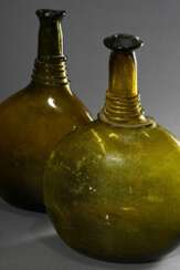 2 Diverse antike Waldglas Flaschen, sog. Bouteille oder Bocksbeutel, eingezogener Boden mit Abriss, elliptische Standfläche, Wandung beidseitig stark abgeflacht, am Hals aufgeschmolzener Faden, 18.Jh., H. 29cm, Gebrauchs…