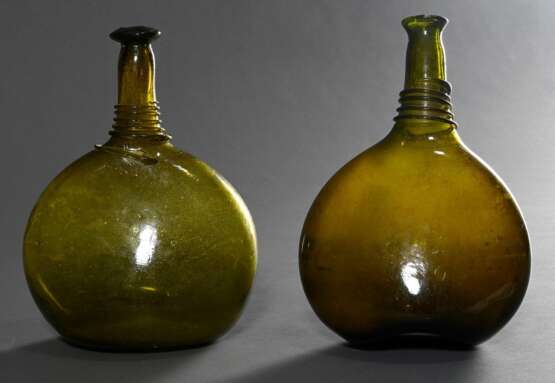2 Diverse antike Waldglas Flaschen, sog. Bouteille oder Bocksbeutel, eingezogener Boden mit Abriss, elliptische Standfläche, Wandung beidseitig stark abgeflacht, am Hals aufgeschmolzener Faden, 18.Jh., H. 29cm, Gebrauchs… - Foto 2