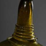 2 Diverse antike Waldglas Flaschen, sog. Bouteille oder Bocksbeutel, eingezogener Boden mit Abriss, elliptische Standfläche, Wandung beidseitig stark abgeflacht, am Hals aufgeschmolzener Faden, 18.Jh., H. 29cm, Gebrauchs… - Foto 3