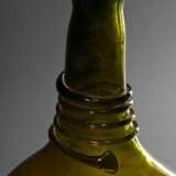 2 Diverse antike Waldglas Flaschen, sog. Bouteille oder Bocksbeutel, eingezogener Boden mit Abriss, elliptische Standfläche, Wandung beidseitig stark abgeflacht, am Hals aufgeschmolzener Faden, 18.Jh., H. 29cm, Gebrauchs… - Foto 4