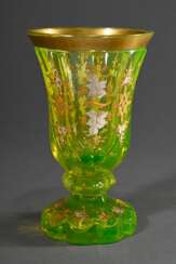 Biedermeier Uranglas Becher mit floraler Emaille- und Goldbemalung, um 1840/50, H. 16,6cm, Fuß min. best.