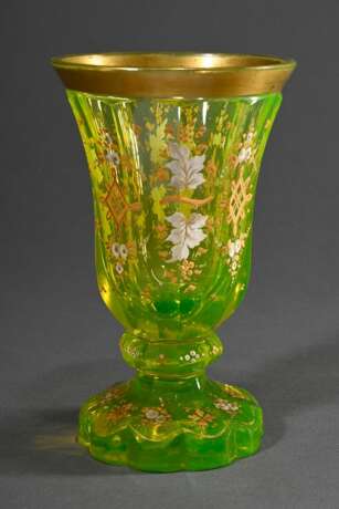 Biedermeier Uranglas Becher mit floraler Emaille- und Goldbemalung, um 1840/50, H. 16,6cm, Fuß min. best. - Foto 1