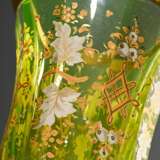 Biedermeier Uranglas Becher mit floraler Emaille- und Goldbemalung, um 1840/50, H. 16,6cm, Fuß min. best. - Foto 3