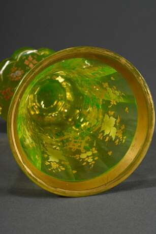 Biedermeier Uranglas Becher mit floraler Emaille- und Goldbemalung, um 1840/50, H. 16,6cm, Fuß min. best. - Foto 5