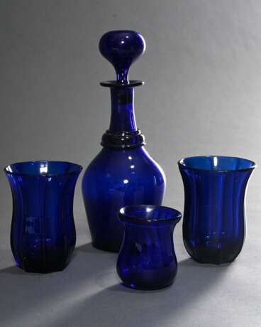 4 Diverse Teile blaues Bristolglas, 3x Abriss im Boden: 2 gezogene Becher (H. 11cm), kleine Vase (7,5m) und Karaffe (H. 26cm) - Foto 1