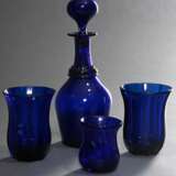 4 Diverse Teile blaues Bristolglas, 3x Abriss im Boden: 2 gezogene Becher (H. 11cm), kleine Vase (7,5m) und Karaffe (H. 26cm) - Foto 1
