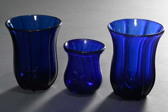 4 Diverse Teile blaues Bristolglas, 3x Abriss im Boden: 2 gezogene Becher (H. 11cm), kleine Vase (7,5m) und Karaffe (H. 26cm) - Foto 2