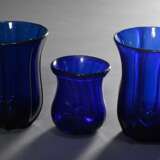 4 Diverse Teile blaues Bristolglas, 3x Abriss im Boden: 2 gezogene Becher (H. 11cm), kleine Vase (7,5m) und Karaffe (H. 26cm) - Foto 2