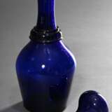 4 Diverse Teile blaues Bristolglas, 3x Abriss im Boden: 2 gezogene Becher (H. 11cm), kleine Vase (7,5m) und Karaffe (H. 26cm) - Foto 3