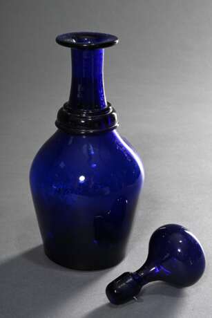 4 Diverse Teile blaues Bristolglas, 3x Abriss im Boden: 2 gezogene Becher (H. 11cm), kleine Vase (7,5m) und Karaffe (H. 26cm) - Foto 3