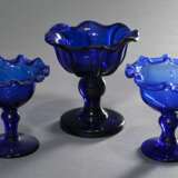 3 Diverse blaue Bristol Glas Aufsätze mit gezogener Kuppa und gewelltem Lippenrand über Balusterschaft, Abriss im Boden, H. 10/12,7cm, Riss - Foto 1