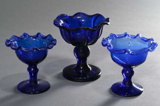 3 Diverse blaue Bristol Glas Aufsätze mit gezogener Kuppa und gewelltem Lippenrand über Balusterschaft, Abriss im Boden, H. 10/12,7cm, Riss - Foto 1