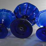 3 Diverse blaue Bristol Glas Aufsätze mit gezogener Kuppa und gewelltem Lippenrand über Balusterschaft, Abriss im Boden, H. 10/12,7cm, Riss - Foto 3