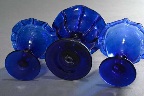 3 Diverse blaue Bristol Glas Aufsätze mit gezogener Kuppa und gewelltem Lippenrand über Balusterschaft, Abriss im Boden, H. 10/12,7cm, Riss - Foto 3