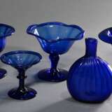 5 Diverses Teile blaues Bristol Glas: 4 Aufsätze mit breitem, teils gewelltem und floral geätztem, Lippenrand (H. 8/11cm) sowie Schmalzlerflasche mit gezogenem Korpus und Abriss im Boden (H. 12,5cm) - Foto 1