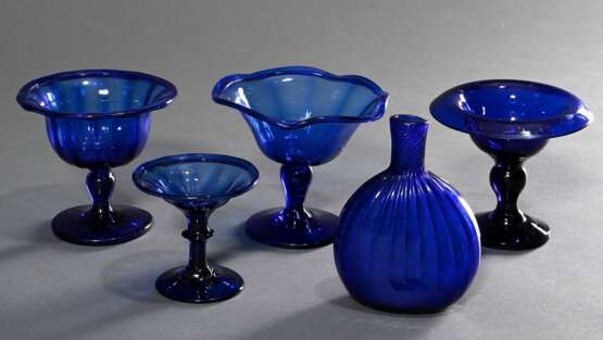 5 Diverses Teile blaues Bristol Glas: 4 Aufsätze mit breitem, teils gewelltem und floral geätztem, Lippenrand (H. 8/11cm) sowie Schmalzlerflasche mit gezogenem Korpus und Abriss im Boden (H. 12,5cm) - Foto 1
