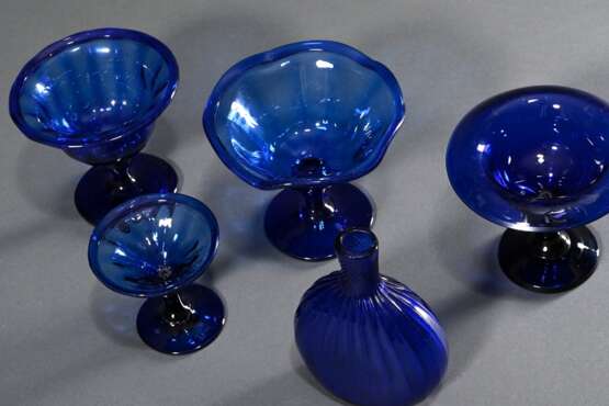 5 Diverses Teile blaues Bristol Glas: 4 Aufsätze mit breitem, teils gewelltem und floral geätztem, Lippenrand (H. 8/11cm) sowie Schmalzlerflasche mit gezogenem Korpus und Abriss im Boden (H. 12,5cm) - Foto 2