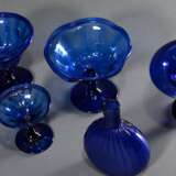 5 Diverses Teile blaues Bristol Glas: 4 Aufsätze mit breitem, teils gewelltem und floral geätztem, Lippenrand (H. 8/11cm) sowie Schmalzlerflasche mit gezogenem Korpus und Abriss im Boden (H. 12,5cm) - Foto 2