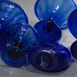 5 Diverses Teile blaues Bristol Glas: 4 Aufsätze mit breitem, teils gewelltem und floral geätztem, Lippenrand (H. 8/11cm) sowie Schmalzlerflasche mit gezogenem Korpus und Abriss im Boden (H. 12,5cm) - Foto 3