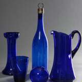 5 Diverse Teile blaues Bristol Glas, teilweise mit Abriss im Boden: Karaffe mit Metallmontierung und Stöpsel (H. 34,5cm), Hyazinthen Vase (H. 20cm), konischer Becher (H. 11,6cm), Schankkanne (H. 22,7cm) und Rosenkugel (Ø… - Foto 1