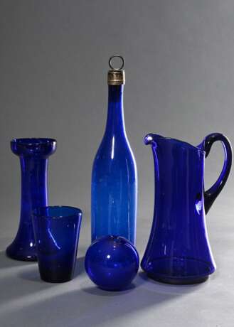 5 Diverse Teile blaues Bristol Glas, teilweise mit Abriss im Boden: Karaffe mit Metallmontierung und Stöpsel (H. 34,5cm), Hyazinthen Vase (H. 20cm), konischer Becher (H. 11,6cm), Schankkanne (H. 22,7cm) und Rosenkugel (Ø… - Foto 1