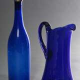 5 Diverse Teile blaues Bristol Glas, teilweise mit Abriss im Boden: Karaffe mit Metallmontierung und Stöpsel (H. 34,5cm), Hyazinthen Vase (H. 20cm), konischer Becher (H. 11,6cm), Schankkanne (H. 22,7cm) und Rosenkugel (Ø… - Foto 2