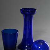 5 Diverse Teile blaues Bristol Glas, teilweise mit Abriss im Boden: Karaffe mit Metallmontierung und Stöpsel (H. 34,5cm), Hyazinthen Vase (H. 20cm), konischer Becher (H. 11,6cm), Schankkanne (H. 22,7cm) und Rosenkugel (Ø… - Foto 4