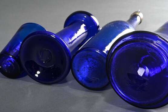 5 Diverse Teile blaues Bristol Glas, teilweise mit Abriss im Boden: Karaffe mit Metallmontierung und Stöpsel (H. 34,5cm), Hyazinthen Vase (H. 20cm), konischer Becher (H. 11,6cm), Schankkanne (H. 22,7cm) und Rosenkugel (Ø… - Foto 5