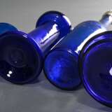 5 Diverse Teile blaues Bristol Glas, teilweise mit Abriss im Boden: Karaffe mit Metallmontierung und Stöpsel (H. 34,5cm), Hyazinthen Vase (H. 20cm), konischer Becher (H. 11,6cm), Schankkanne (H. 22,7cm) und Rosenkugel (Ø… - Foto 5