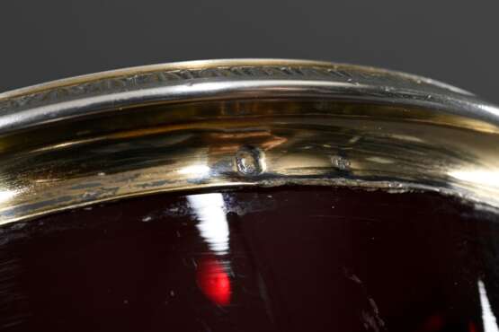 Französische Rubinglas Fußvase mit klassisch ornamentierten Silber Rändern, Fußring punziert, H. 16,2cm, Ø 12,5cm, minimale Druckstelle am oberen Rand - photo 5