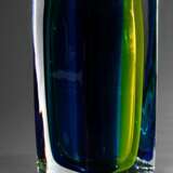 Venini Vase „Fiji“, farbloses Glas mit blauen, gelben und grünen Einschmelzungen, Entw.: Fulvio Bianconi, Ausführung 1999, Boden sign./dat., H. 32cm - Foto 2