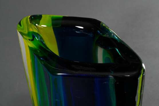 Venini Vase „Fiji“, farbloses Glas mit blauen, gelben und grünen Einschmelzungen, Entw.: Fulvio Bianconi, Ausführung 1999, Boden sign./dat., H. 32cm - Foto 4