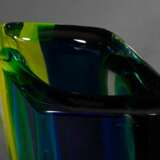 Venini Vase „Fiji“, farbloses Glas mit blauen, gelben und grünen Einschmelzungen, Entw.: Fulvio Bianconi, Ausführung 1999, Boden sign./dat., H. 32cm - Foto 4