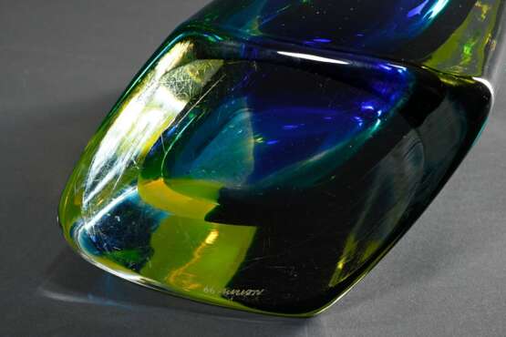 Venini Vase „Fiji“, farbloses Glas mit blauen, gelben und grünen Einschmelzungen, Entw.: Fulvio Bianconi, Ausführung 1999, Boden sign./dat., H. 32cm - Foto 5