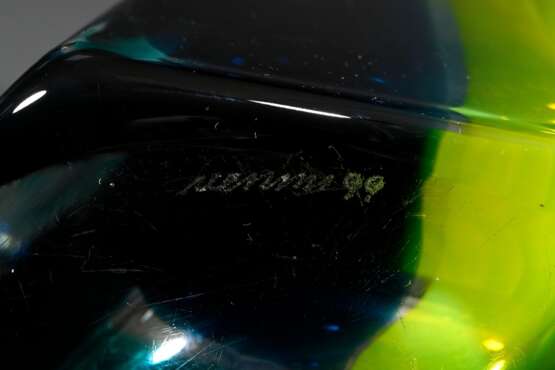 Venini Vase „Fiji“, farbloses Glas mit blauen, gelben und grünen Einschmelzungen, Entw.: Fulvio Bianconi, Ausführung 1999, Boden sign./dat., H. 32cm - Foto 6