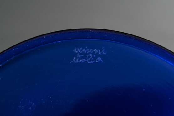 Venini Vase „Veronese“, blaues und farbloses Glas, Entw.: Vittorio Zecchin um 1921, Ausführung später, Fuß sign., H. 25,5cm, Gebrauchsspuren - фото 5