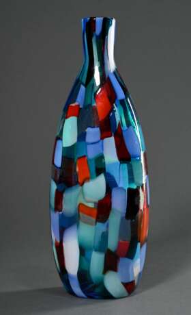 Venini Vase "Pezzato Arlecchino", farbloses Glas mit dicht aufgeschmolzenen Plättchen in opakem Blau, Türkis, Weiß und Rot auf gedrücktem Flaschenkorpus mit schmalem Hals, Entwurf: Fulvio Bianconi, Murano um 19… - фото 1