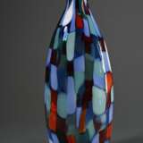 Venini Vase "Pezzato Arlecchino", farbloses Glas mit dicht aufgeschmolzenen Plättchen in opakem Blau, Türkis, Weiß und Rot auf gedrücktem Flaschenkorpus mit schmalem Hals, Entwurf: Fulvio Bianconi, Murano um 19… - фото 2