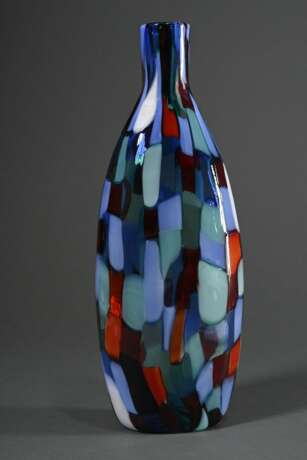 Venini Vase "Pezzato Arlecchino", farbloses Glas mit dicht aufgeschmolzenen Plättchen in opakem Blau, Türkis, Weiß und Rot auf gedrücktem Flaschenkorpus mit schmalem Hals, Entwurf: Fulvio Bianconi, Murano um 19… - фото 2
