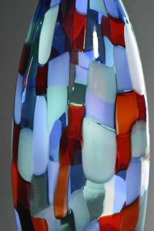 Venini Vase "Pezzato Arlecchino", farbloses Glas mit dicht aufgeschmolzenen Plättchen in opakem Blau, Türkis, Weiß und Rot auf gedrücktem Flaschenkorpus mit schmalem Hals, Entwurf: Fulvio Bianconi, Murano um 19… - фото 3