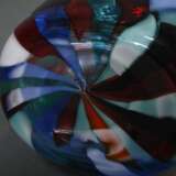 Venini Vase "Pezzato Arlecchino", farbloses Glas mit dicht aufgeschmolzenen Plättchen in opakem Blau, Türkis, Weiß und Rot auf gedrücktem Flaschenkorpus mit schmalem Hals, Entwurf: Fulvio Bianconi, Murano um 19… - фото 4