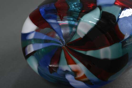 Venini Vase "Pezzato Arlecchino", farbloses Glas mit dicht aufgeschmolzenen Plättchen in opakem Blau, Türkis, Weiß und Rot auf gedrücktem Flaschenkorpus mit schmalem Hals, Entwurf: Fulvio Bianconi, Murano um 19… - фото 4