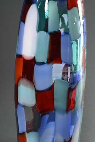 Venini Vase "Pezzato Arlecchino", farbloses Glas mit dicht aufgeschmolzenen Plättchen in opakem Blau, Türkis, Weiß und Rot auf gedrücktem Flaschenkorpus mit schmalem Hals, Entwurf: Fulvio Bianconi, Murano um 19… - фото 5