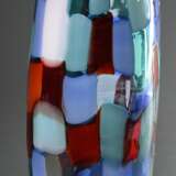 Venini Vase "Pezzato Arlecchino", farbloses Glas mit dicht aufgeschmolzenen Plättchen in opakem Blau, Türkis, Weiß und Rot auf gedrücktem Flaschenkorpus mit schmalem Hals, Entwurf: Fulvio Bianconi, Murano um 19… - фото 5