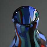 Venini Vase "Pezzato Arlecchino", farbloses Glas mit dicht aufgeschmolzenen Plättchen in opakem Blau, Türkis, Weiß und Rot auf gedrücktem Flaschenkorpus mit schmalem Hals, Entwurf: Fulvio Bianconi, Murano um 19… - фото 6