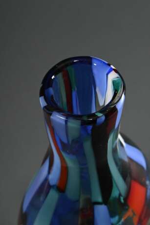 Venini Vase "Pezzato Arlecchino", farbloses Glas mit dicht aufgeschmolzenen Plättchen in opakem Blau, Türkis, Weiß und Rot auf gedrücktem Flaschenkorpus mit schmalem Hals, Entwurf: Fulvio Bianconi, Murano um 19… - фото 6