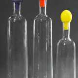 3 Diverse farblose Glas Flaschen mit farbigen Glas Stöpseln in Violett, Orange und Gelb, Hersteller: Boda/Klingmann, Schweden, Boden sign., H. 35,5-45,5cm - Foto 1