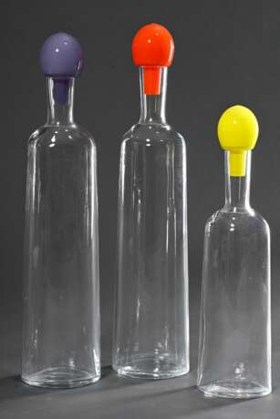 3 Diverse farblose Glas Flaschen mit farbigen Glas Stöpseln in Violett, Orange und Gelb, Hersteller: Boda/Klingmann, Schweden, Boden sign., H. 35,5-45,5cm - Foto 1